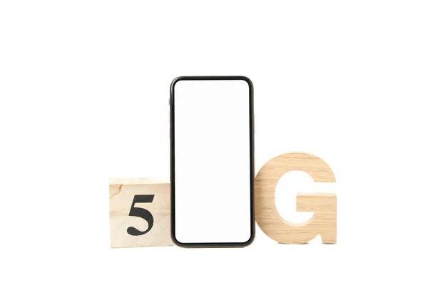 Telefon s prázdnou obrazovkou a 5g izolované na bílém pozadí — Stock fotografie