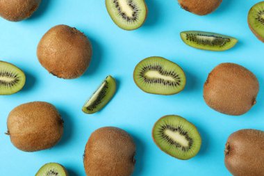 Mavi arka planda olgun tatlı kivi, üst görünüm