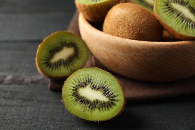 Tahta masada olgun kivili kase, yakın çekim.