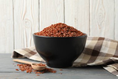 Pirinç, havlu ve kaşık ile ahşap masa, metin için yer