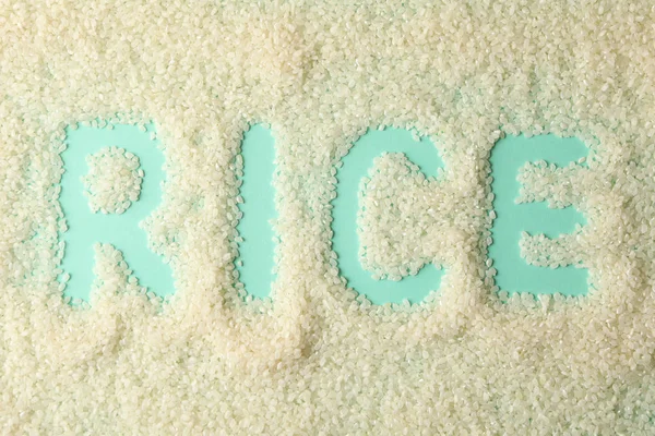 Słowo Ryż. Ryż na tle mięty.Widok z góry — Zdjęcie stockowe