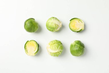 Beyaz arka planda Brüksel lahanası filizlenmiş düz bir zemin, üst görünüm