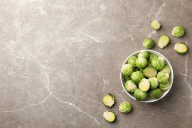 Gri arka planda Brüksel lahanası olan bir kase.