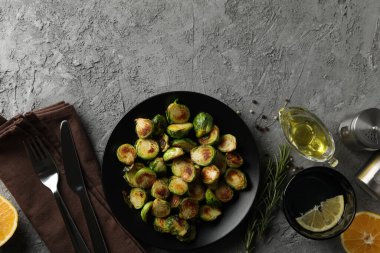 Gri arka planda kızarmış Brüksel lahanası olan kompozisyon, üst görünüm