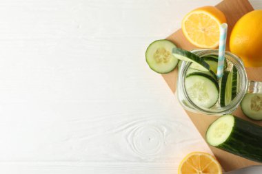 Ahşap zemin üzerinde cam su kavanozu ile kompozisyon, metin için boşluk