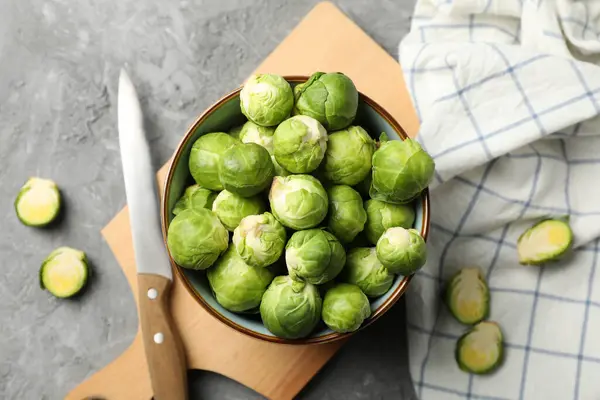 Komposition Mit Schale Aus Rosenkohl Auf Grauem Hintergrund Ansicht Von — Stockfoto