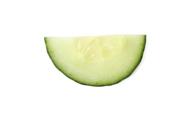 Salatalık diliminin yarısı beyaz arka planda izole edilmiş.