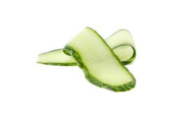 Beyaz arkaplanda izole edilmiş taze salatalık kıvırcığı