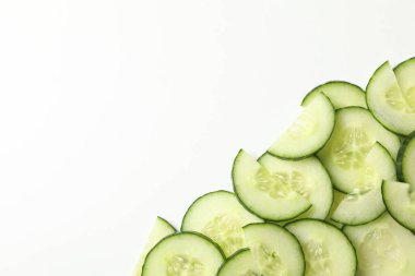 Beyaz zemin üzerinde taze salatalık dilimleri, üst görünüm