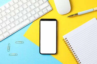 Renk arkaplanı üzerinde boş ekranı olan iş yeri, üst görünüm