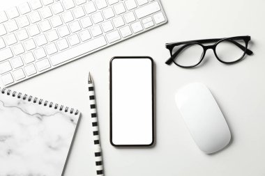 Telefonu boş ekran, üst görünümü olan işyeri