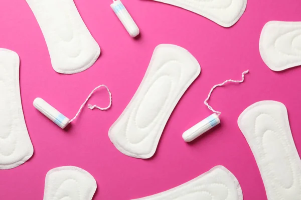 Sanitairpads Tampons Roze Achtergrond Bovenaanzicht — Stockfoto