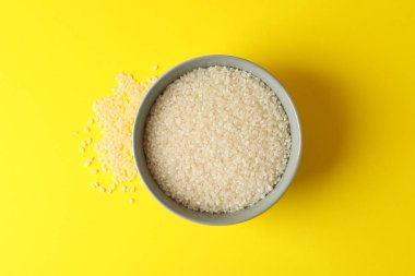 Sarı arka planda pirinçli kase, üst manzara