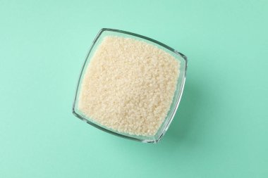 Naneli pirinçli cam kare kase, üst manzara.