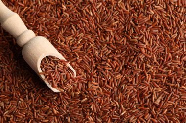 Pirinç arkaplan ve ahşap kepçe, metin için boşluk