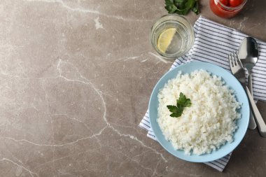 Gri arka planda lezzetli pirinçli kompozisyon, üst manzara