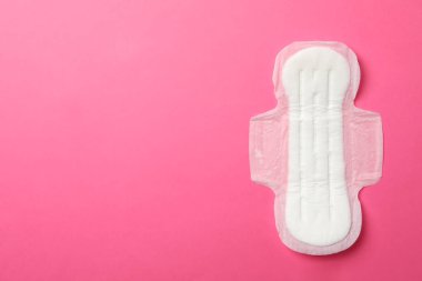 Pembe arka planda hijyenik ped, üst manzara.