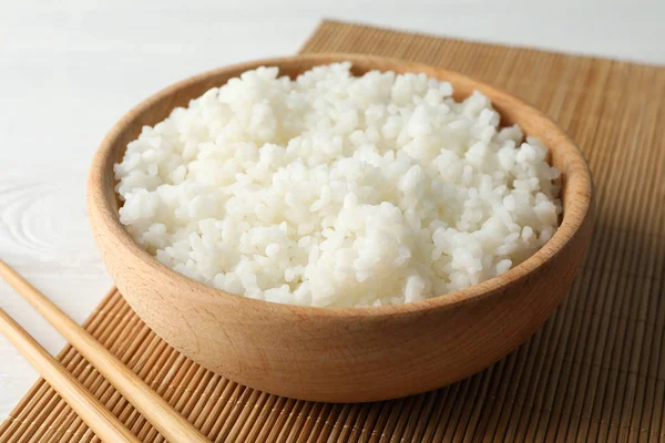 Mangkuk Dengan Nasi Rebus Dan Sumpit Pada Latar Belakang Kayu — Stok Foto
