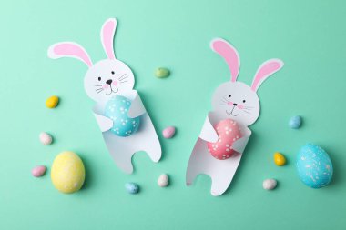 Dekoratif tavşanlar ve paskalya yumurtaları.