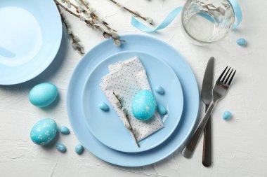 Beyaz arkaplanda Paskalya tablosu ayarı, üst görünüm