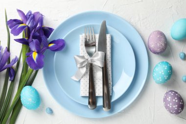 Beyaz arkaplanda Paskalya tablosu ayarı, üst görünüm