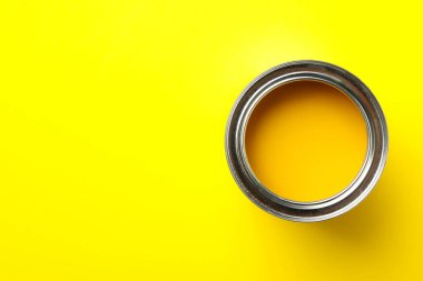 Sarı arkaplanda boya kutusu, üst görünümde