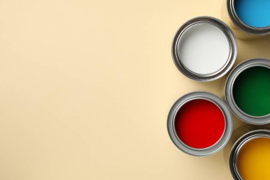 Bej arkaplanda farklı boyalar, metin için boşluk