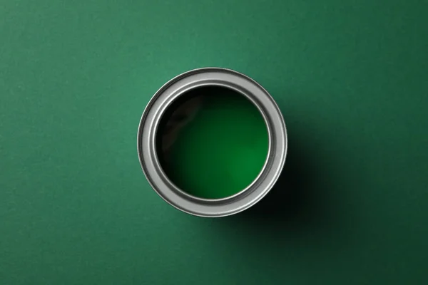 Lata Pintura Sobre Fondo Verde Vista Superior — Foto de Stock