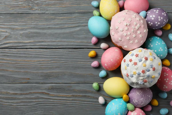 Gri Ahşap Zemin Üzerinde Paskalya Yumurtası Kekler Metin Için Boşluk — Stok fotoğraf