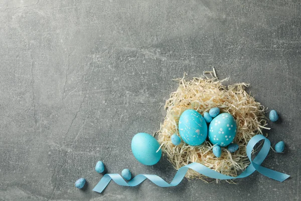 Nest Mit Ostereiern Auf Grauem Hintergrund Platz Für Text — Stockfoto