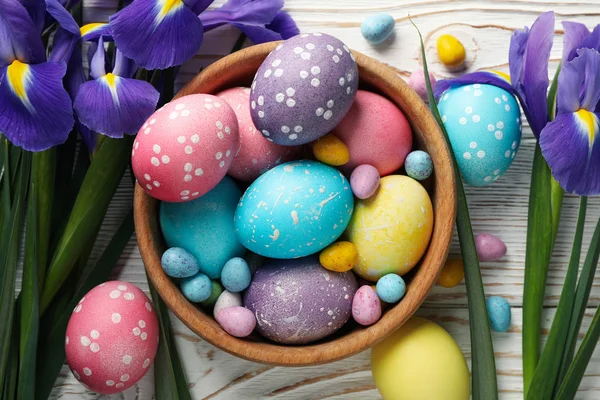 Σύνθεση Πασχαλινά Αυγά Και Άνθη Ίριδας Ξύλινο Φόντο Top View — Φωτογραφία Αρχείου