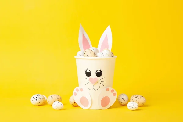 Conejito Con Huevos Pascua Sobre Fondo Amarillo Espacio Para Texto —  Fotos de Stock