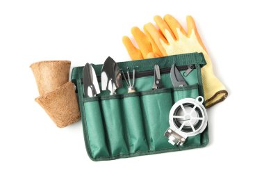 Beyaz arkaplanda izole edilmiş farklı bahçe araçları