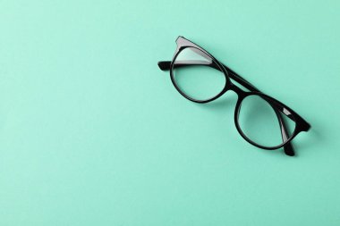 Naneli arkaplanda gözlük, metin için boşluk