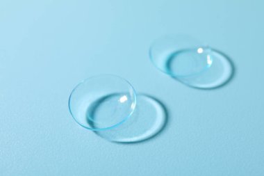 Mavi arkaplanda kontak lensler, kapatın