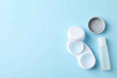 Kontakt lensler ve mavi arkaplanda sıvı durumu, üst görünüm