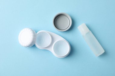 Kontakt lensler ve mavi arkaplanda sıvı durumu, üst görünüm