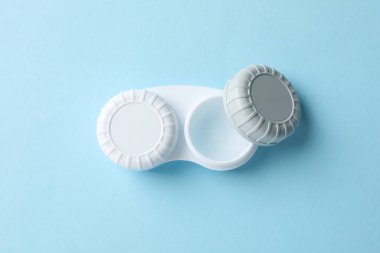 Mavi arkaplandaki kontakt lensler için durum, üst görünüm