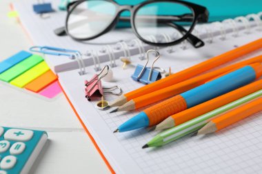 Beyaz ahşap arka planda farklı bir sabit, kapat