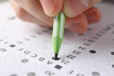 Öğrenci cevapları test kağıdını doldurur, kapat