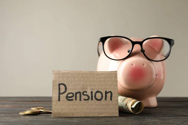 Piggy Bank Pieniądze Napis Pension Szarym Tle Miejsce Tekst — Zdjęcie stockowe