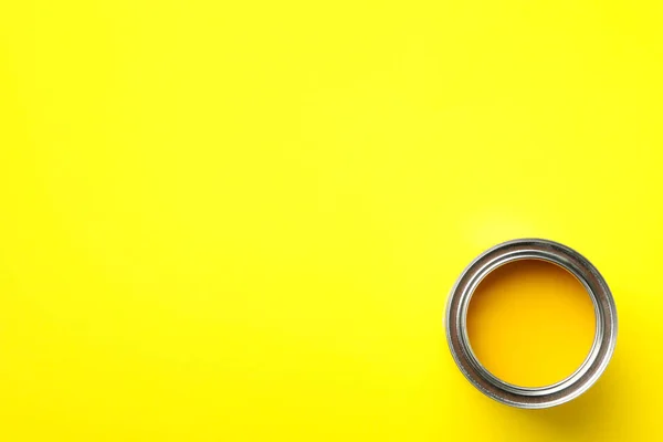 Tinta Lata Fundo Amarelo Vista Superior — Fotografia de Stock