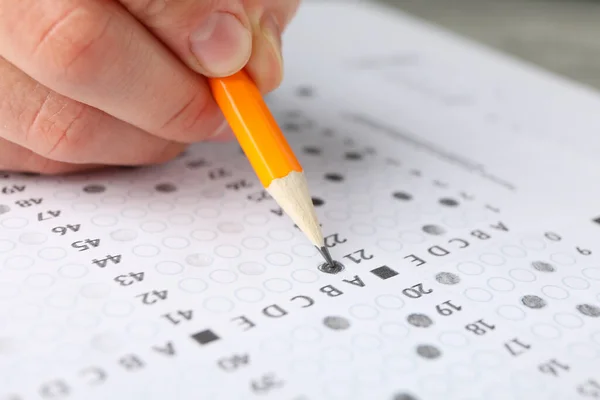 Öğrenci Cevapları Test Kağıdını Doldurur Kapat — Stok fotoğraf