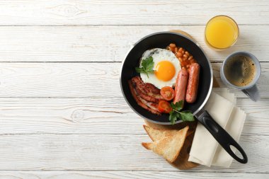 Lezzetli kahvaltı ya da ahşap arka planda sahanda yumurtalı öğle yemeği.
