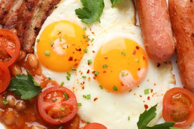 Arka planda sosisli, sebzeli ve baharatlı sahanda yumurta.