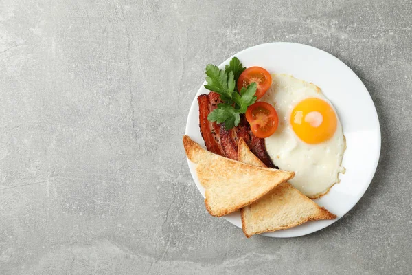 Delicioso Café Manhã Almoço Com Ovos Fritos Fundo Cinza Vista — Fotografia de Stock