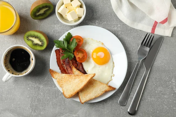 Delicioso Desayuno Almuerzo Con Huevos Fritos Sobre Fondo Gris Vista — Foto de Stock