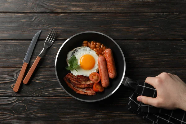 Uomo Tenere Padella Con Uova Fritte Sfondo Legno Vista Dall — Foto Stock