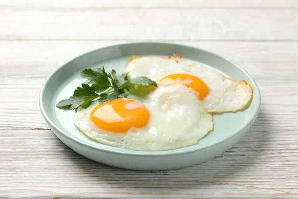 Plate Fried Eggs Wooden Background Close — Stock Photo, Image