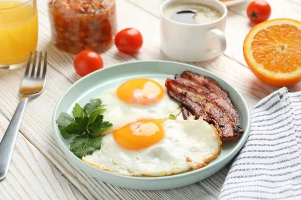 Delicioso Café Manhã Almoço Com Ovos Fritos Fundo Madeira Close — Fotografia de Stock